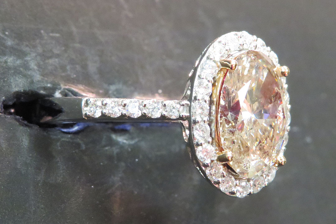 3rd Image of a N/A 18K WHITE GOLD RING