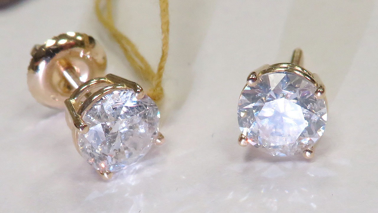 2nd Image of a N/A 14K GOLD DIAMOND STUD