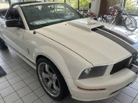 Image 3 of 14 of a 2006 FORD MUSTANG GT