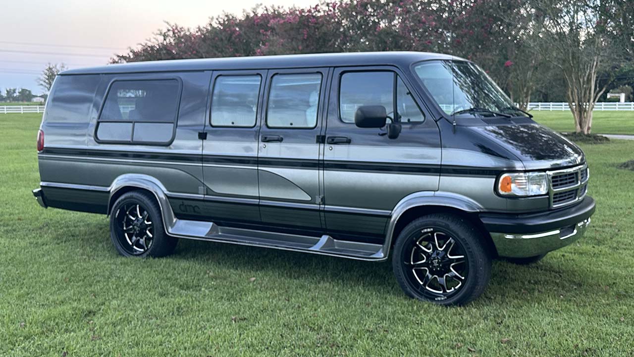 3rd Image of a 1996 DODGE RAM VAN 3500; 1 TON