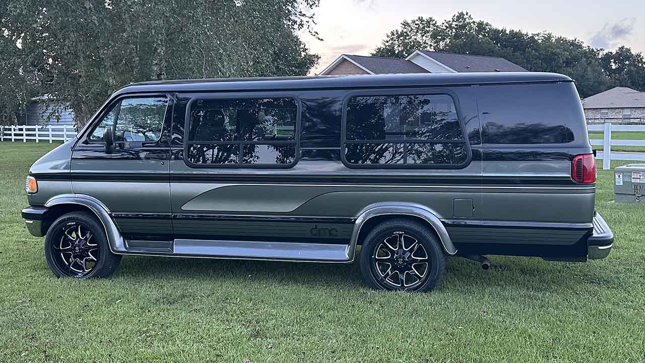 5th Image of a 1996 DODGE RAM VAN 3500; 1 TON