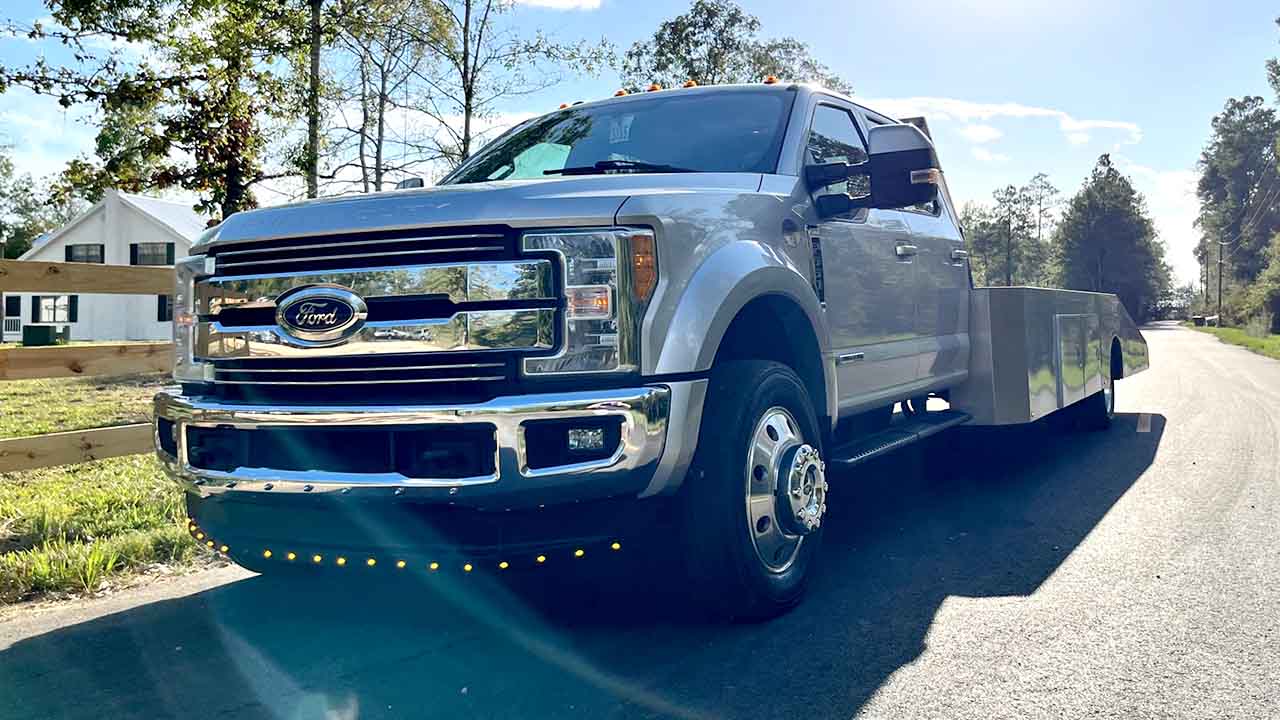 2nd Image of a 2017 FORD F-550 SUPER DUTY