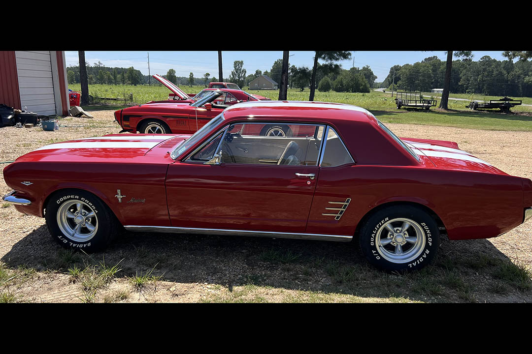 2nd Image of a 1966 FORD MUSTANG