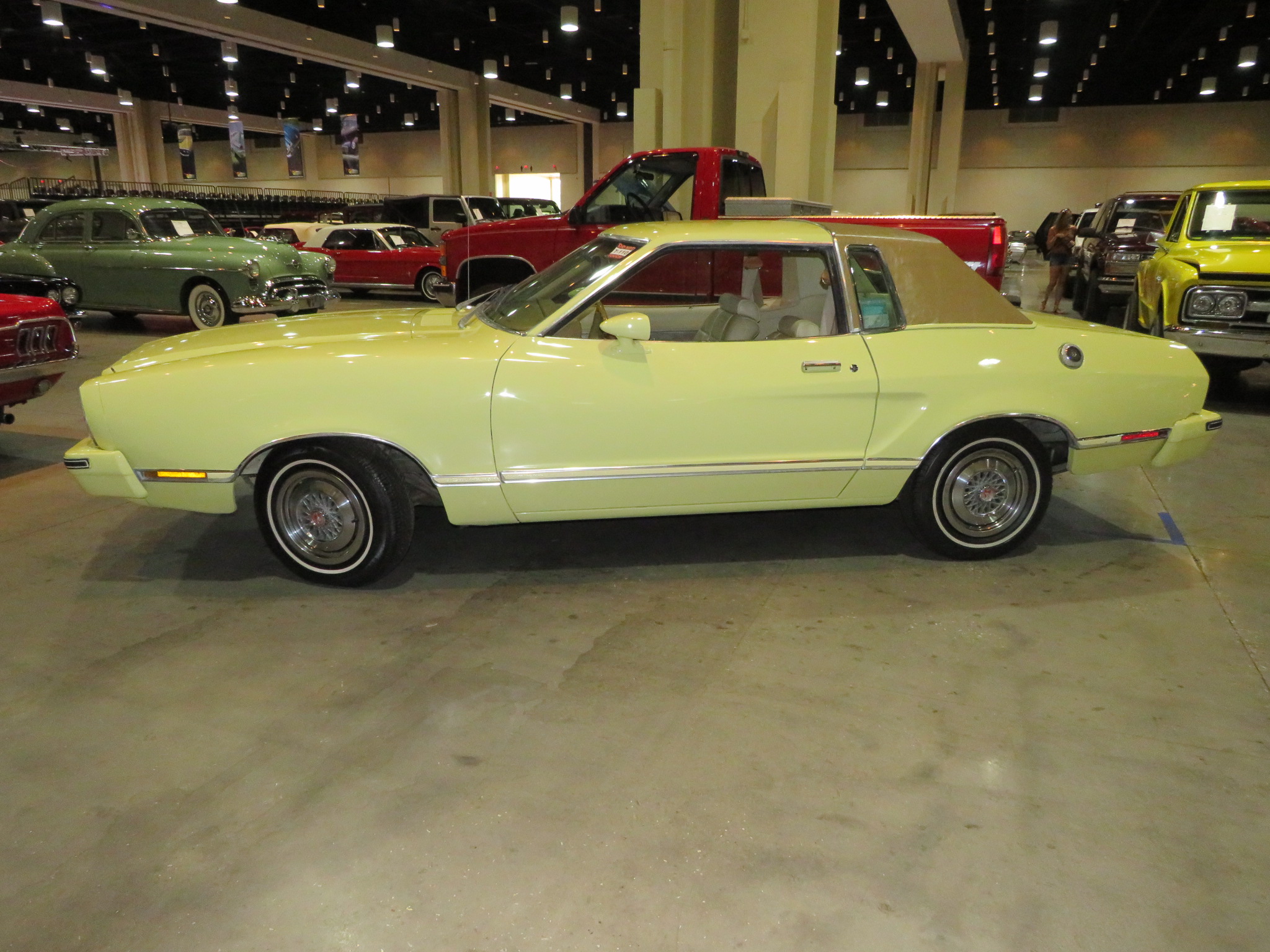 2nd Image of a 1977 FORD MUSTANG II