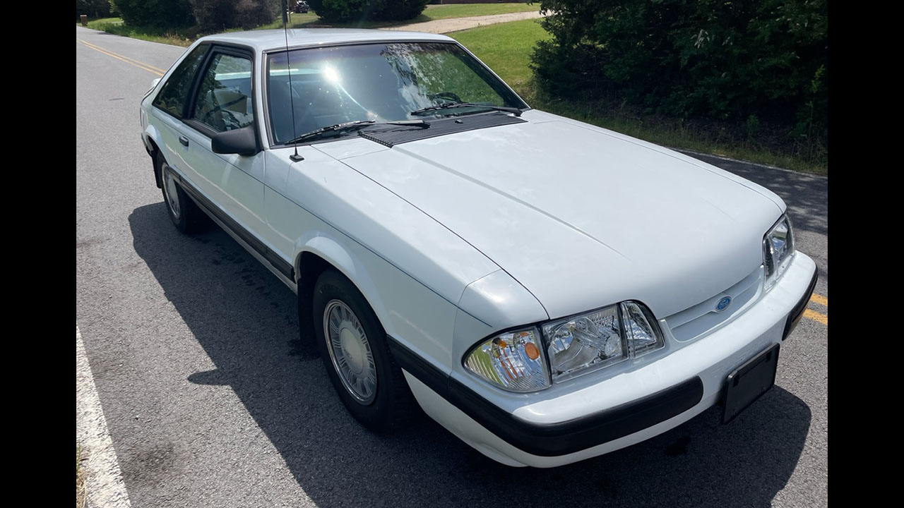 2nd Image of a 1989 FORD MUSTANG LX