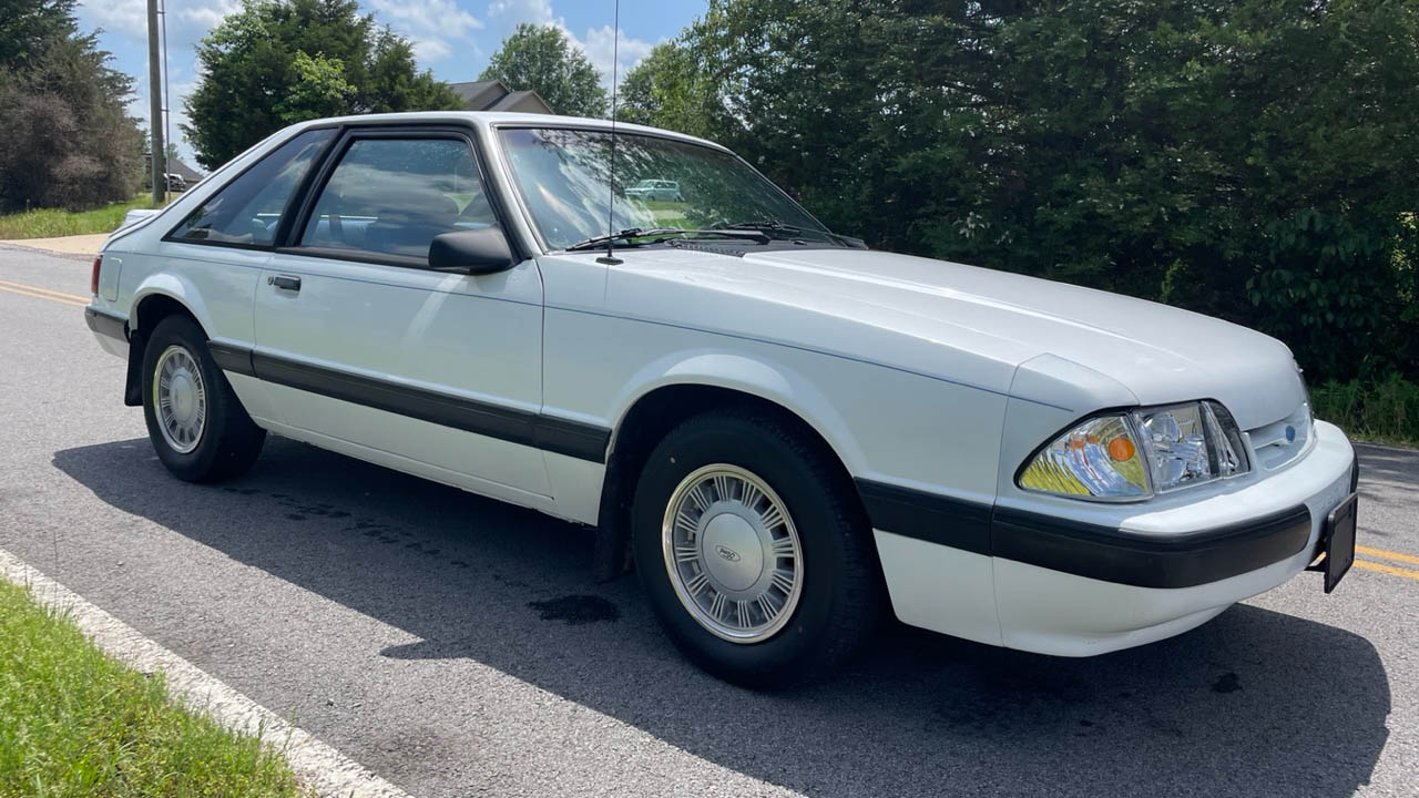 3rd Image of a 1989 FORD MUSTANG LX