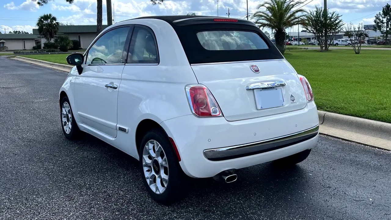 2nd Image of a 2017 FIAT 500C LOUNGE