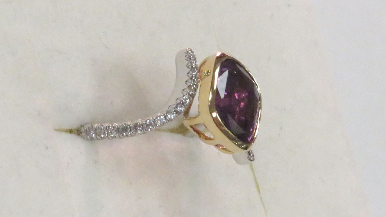 1st Image of a N/A 18K GOLD SAPPHIRE & DIAMOND RING