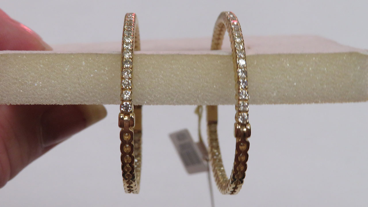 1st Image of a N/A 14K YELLOW GOLD & DIAMOND OVAL HOOP