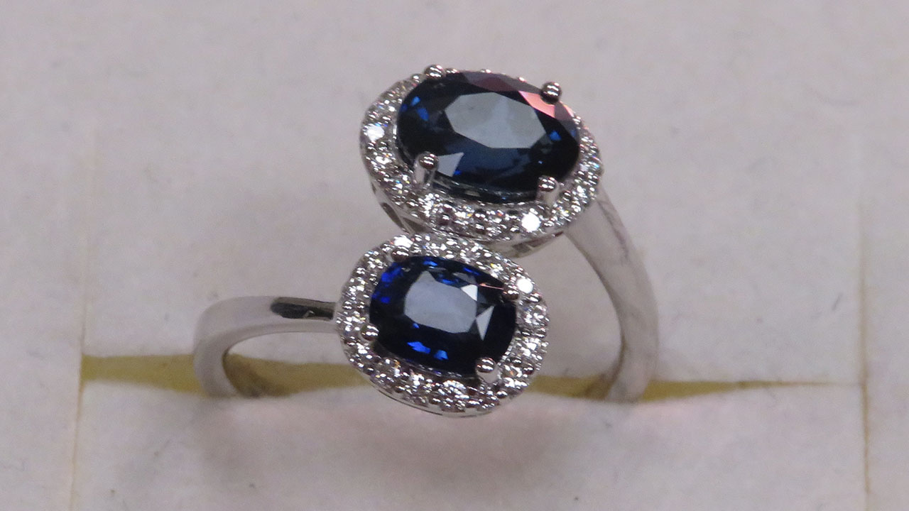 1st Image of a N/A 18K BLUE SAPPHIRE & DIAMOND RING