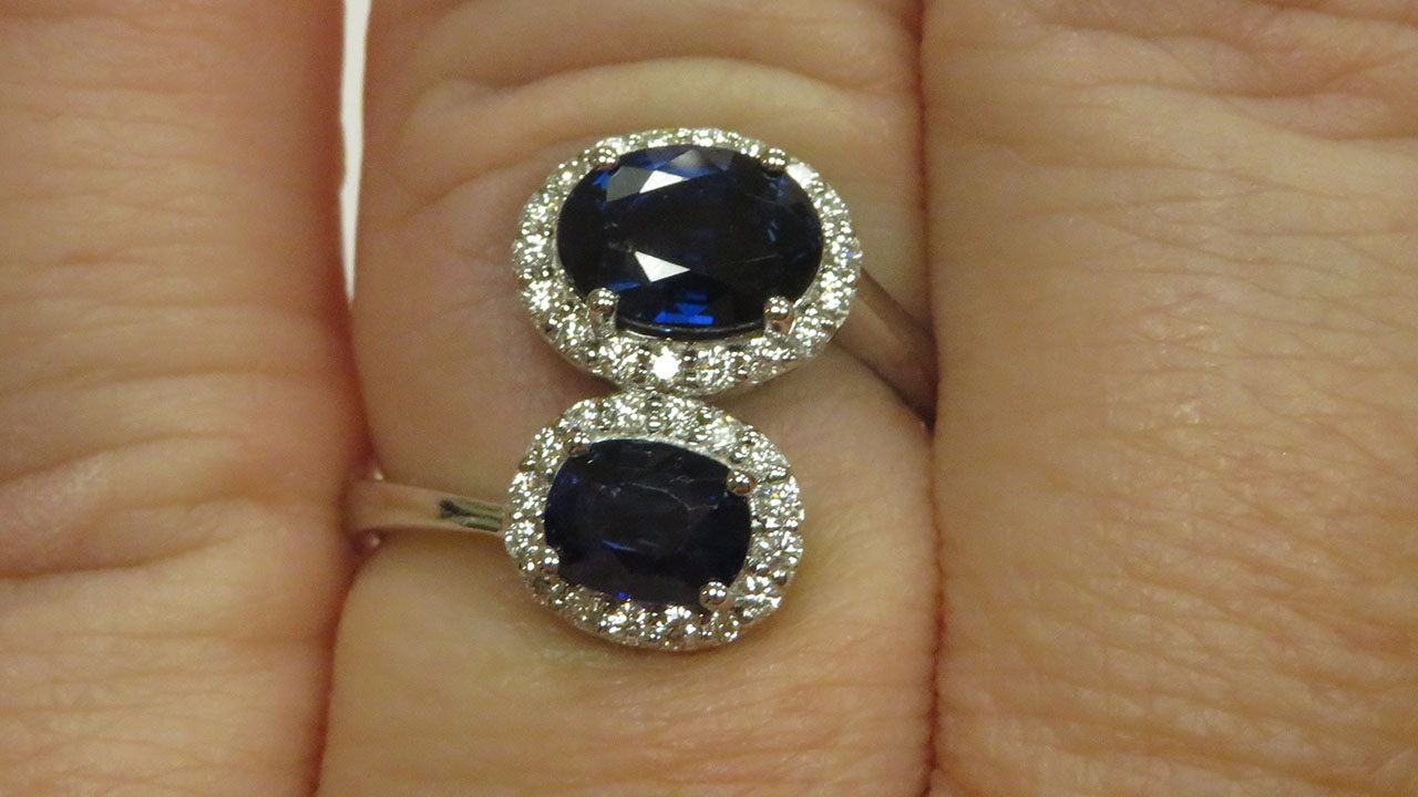 4th Image of a N/A 18K BLUE SAPPHIRE & DIAMOND RING