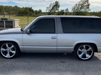 Image 4 of 10 of a 1999 CHEVROLET TAHOE LS