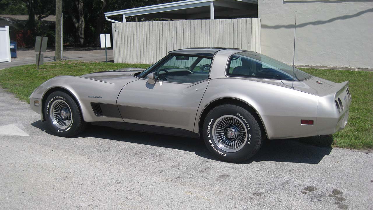 2nd Image of a 1982 CHEVROLET CORVETTE