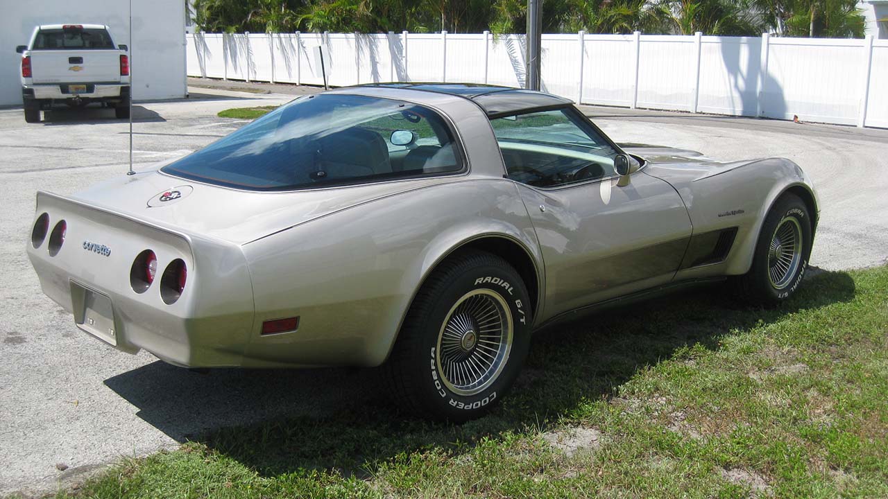 3rd Image of a 1982 CHEVROLET CORVETTE