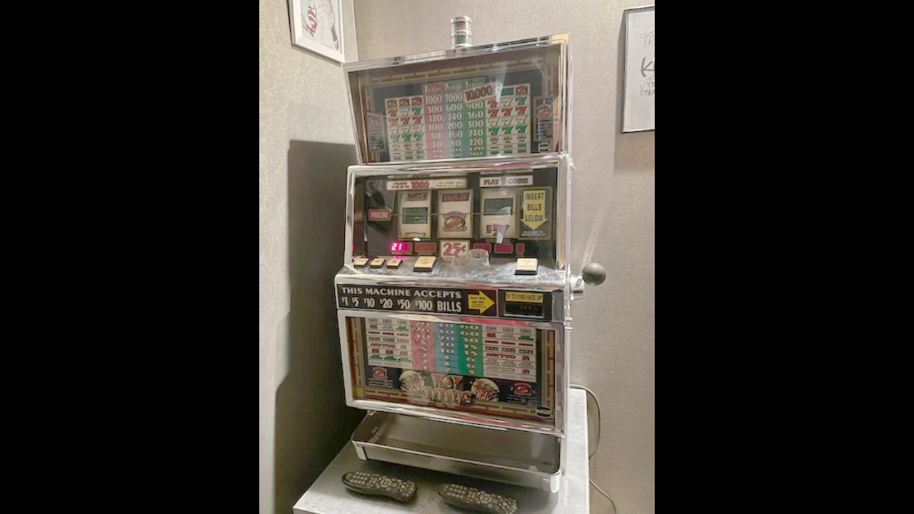 0th Image of a N/A 25 CENT HOT PEPPERS CASINO SLOT MACHINE WITH BILL COLLECTOR