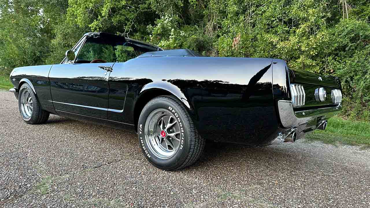 2nd Image of a 1966 FORD MUSTANG