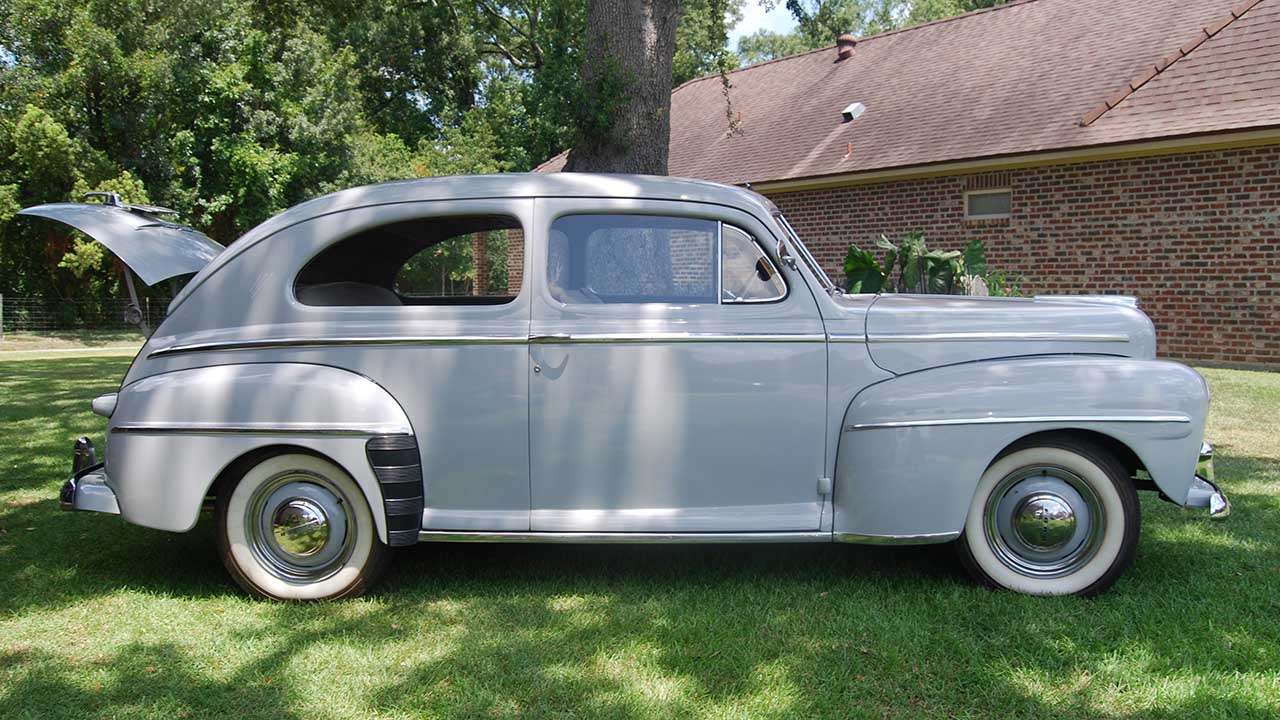 2nd Image of a 1947 FORD SUPER DELUXE