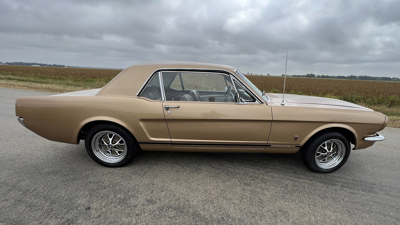 2nd Image of a 1966 FORD MUSTANG