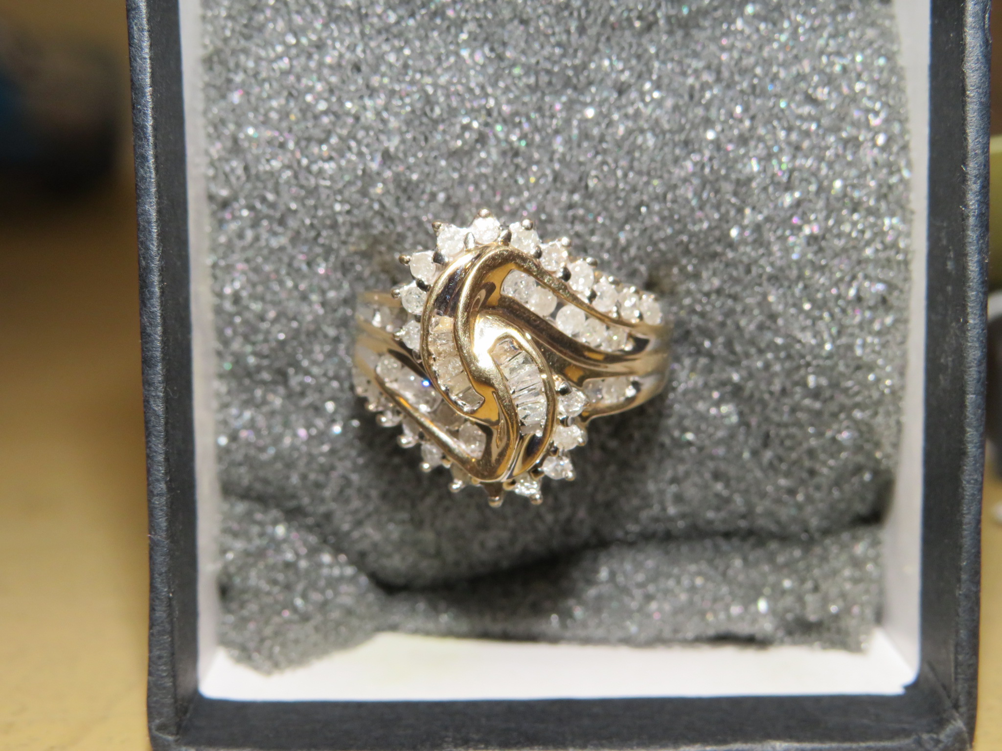 0th Image of a N/A GOLD AND DIAMOND CLUSTER RING