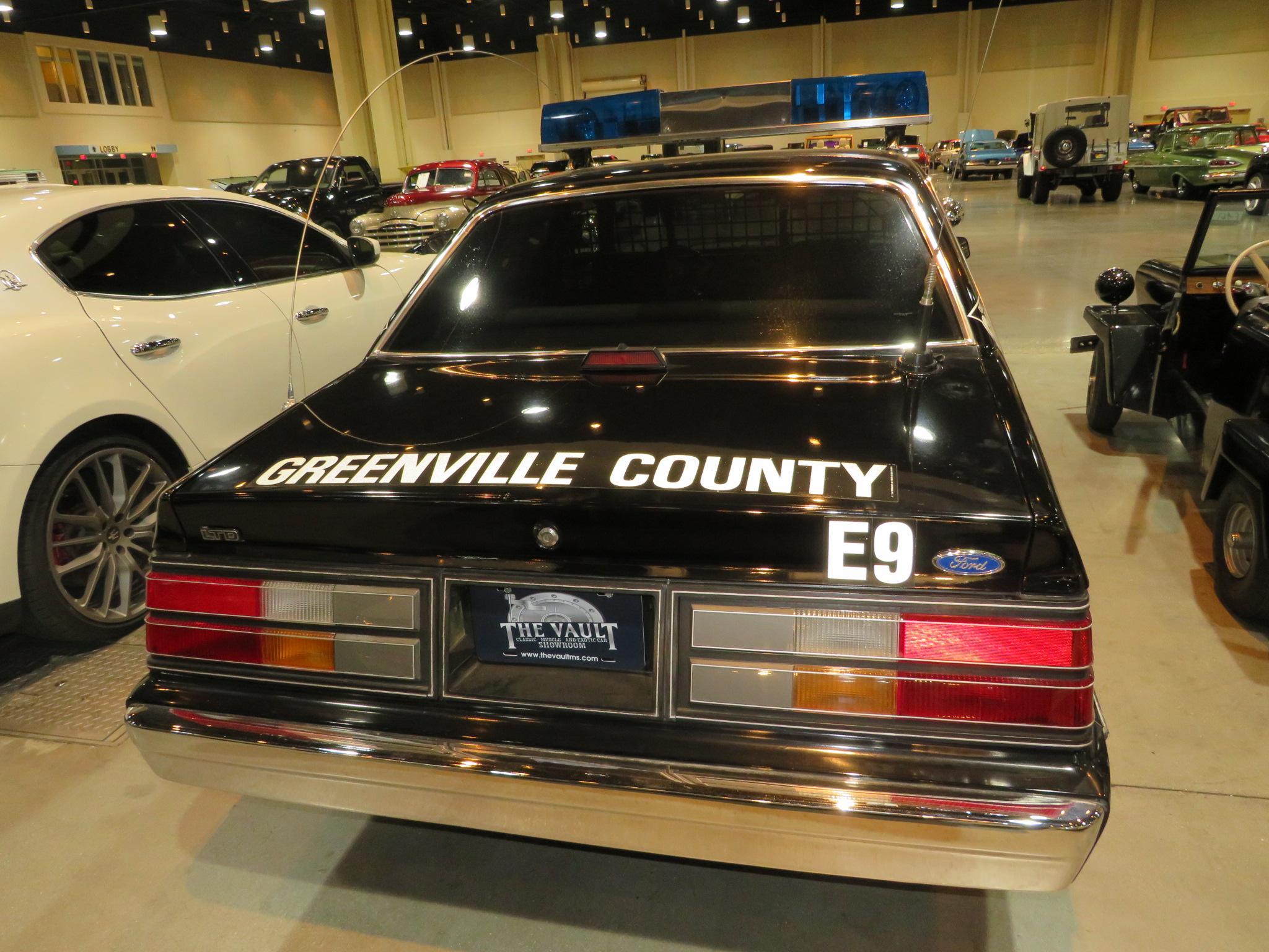3rd Image of a 1984 FORD LTD