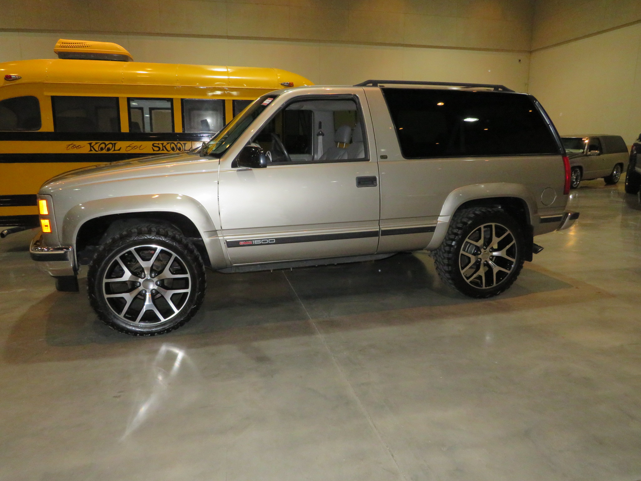 2nd Image of a 1999 CHEVROLET TAHOE LT