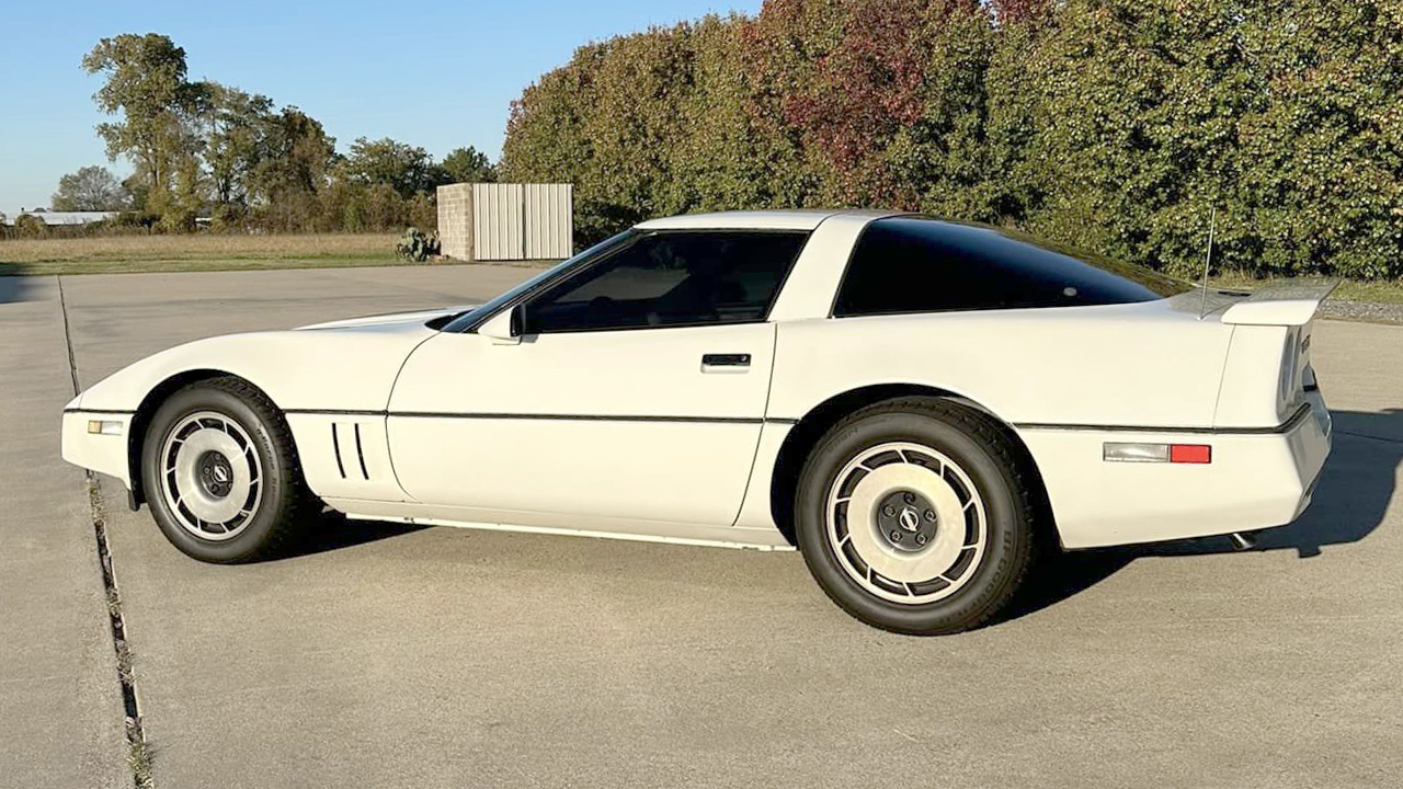 5th Image of a 1984 CHEVROLET CORVETTE