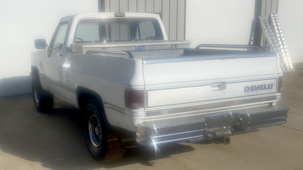 2nd Image of a 1985 CHEVROLET C10