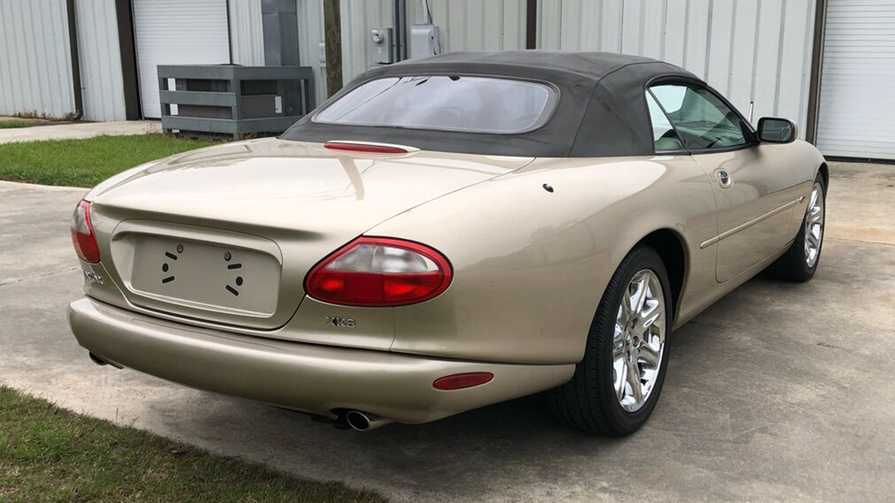 3rd Image of a 2000 JAGUAR XK8