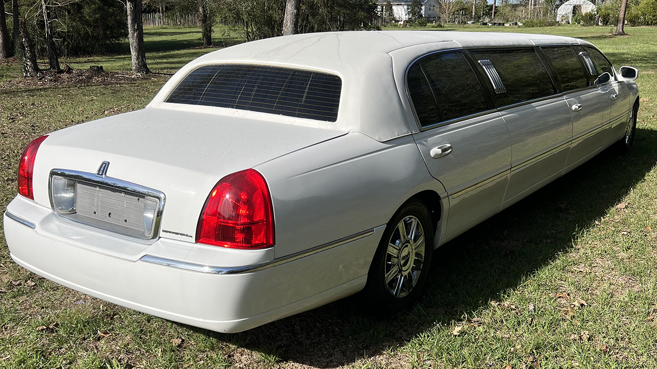 3rd Image of a 2011 LINCOLN TOWN CAR EXECUTIVE
