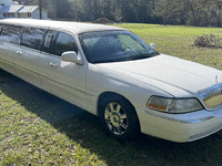 Image 2 of 11 of a 2011 LINCOLN TOWN CAR EXECUTIVE