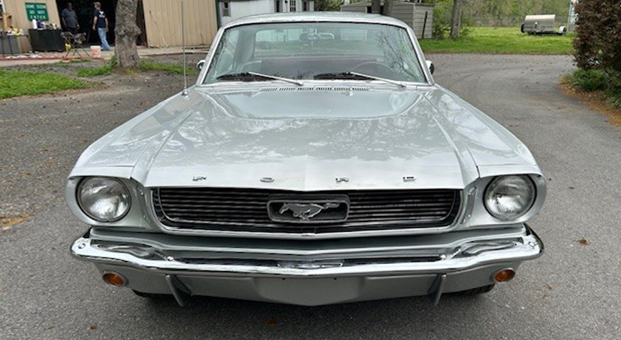 2nd Image of a 1966 FORD MUSTANG