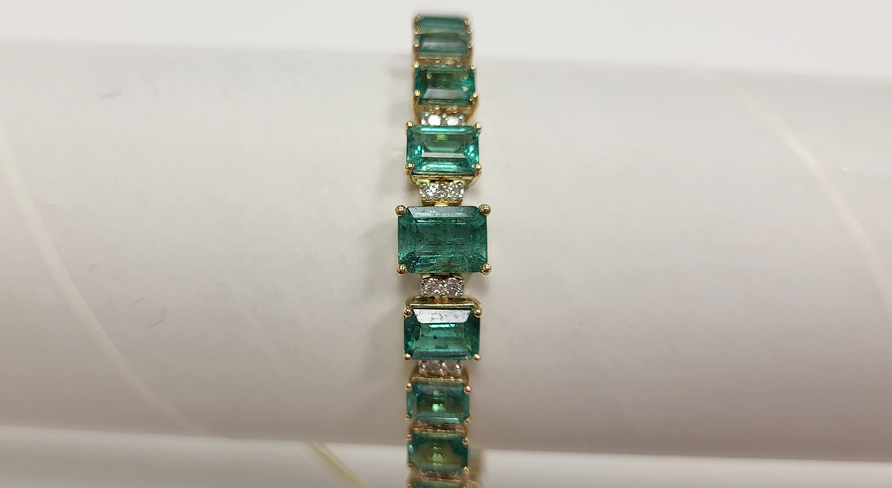 3rd Image of a N/A LADY'S EMERALD DIAMOND