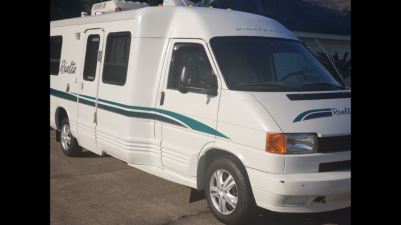 2nd Image of a 1996 WINNEBAGO RIALTA