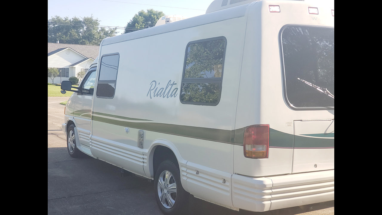 4th Image of a 1996 WINNEBAGO RIALTA