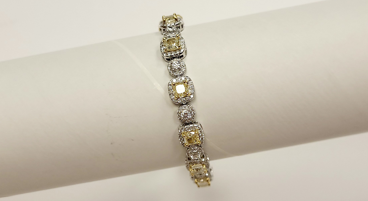 3rd Image of a N/A 18K GOLD DIAMOND