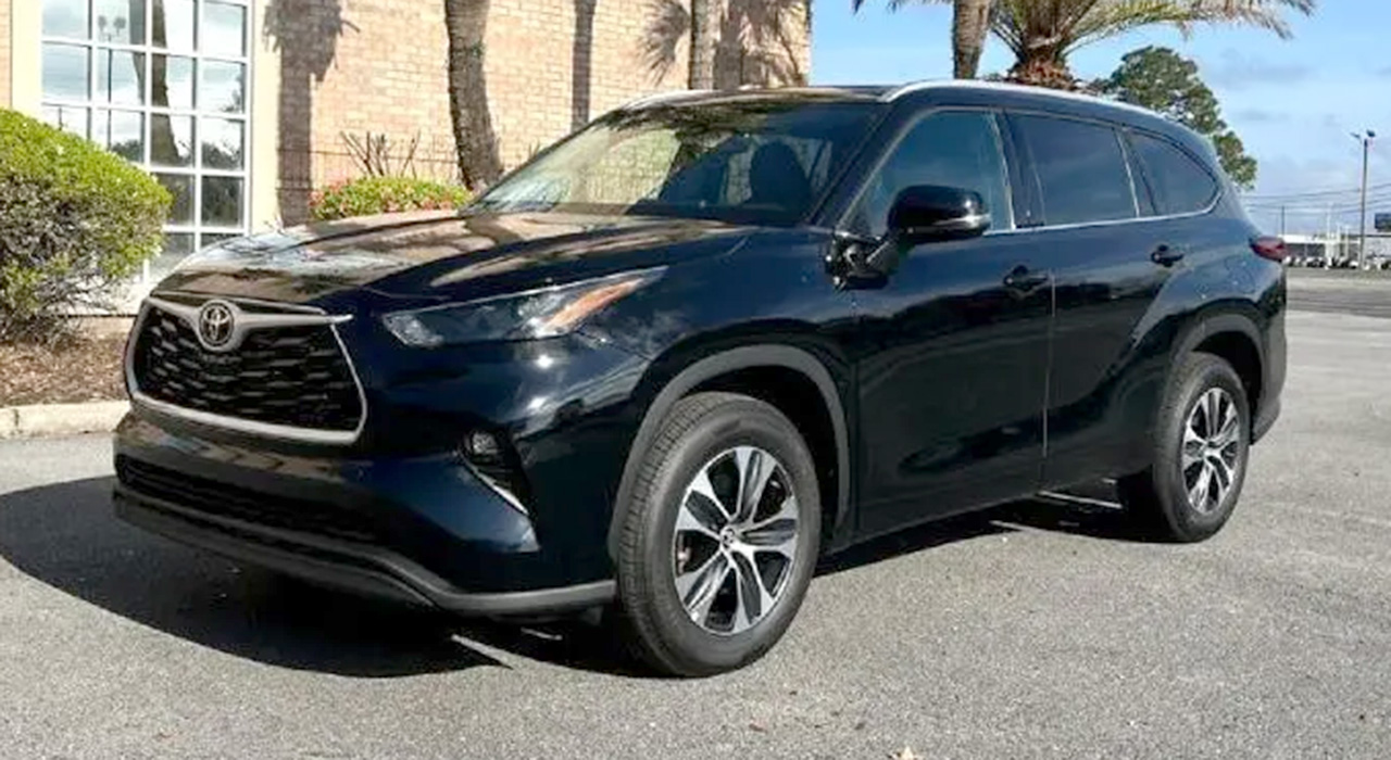 0th Image of a 2022 TOYOTA HIGHLANDER XLE