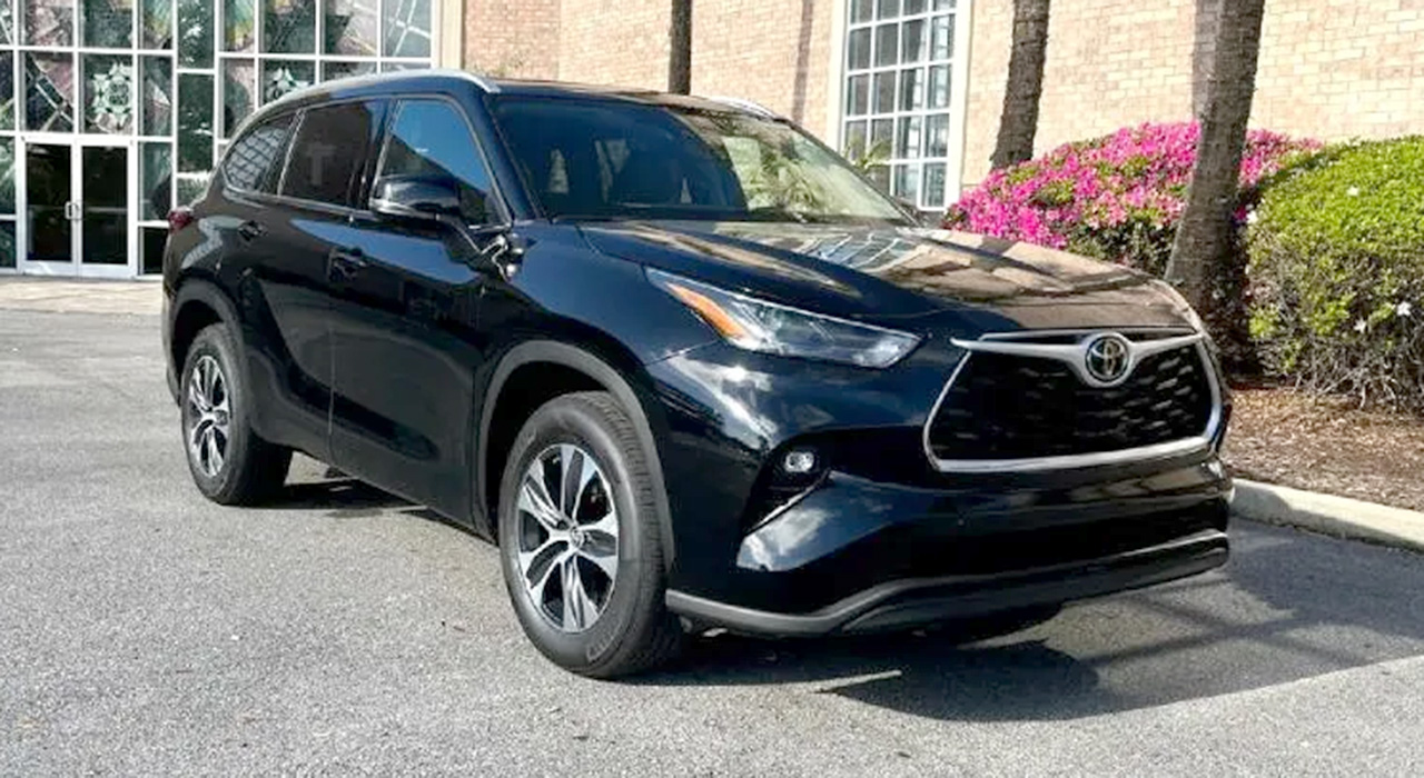 1st Image of a 2022 TOYOTA HIGHLANDER XLE