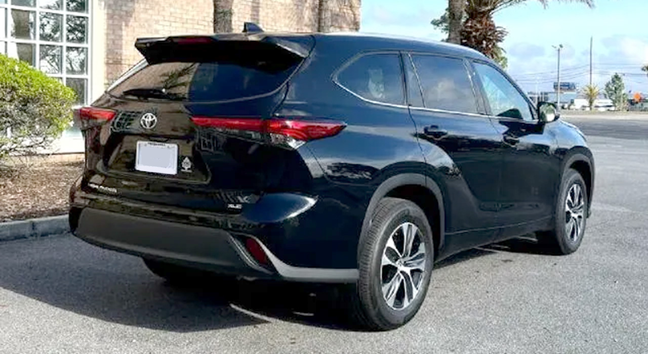 3rd Image of a 2022 TOYOTA HIGHLANDER XLE
