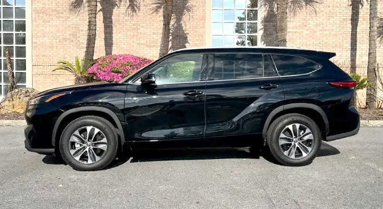 4th Image of a 2022 TOYOTA HIGHLANDER XLE