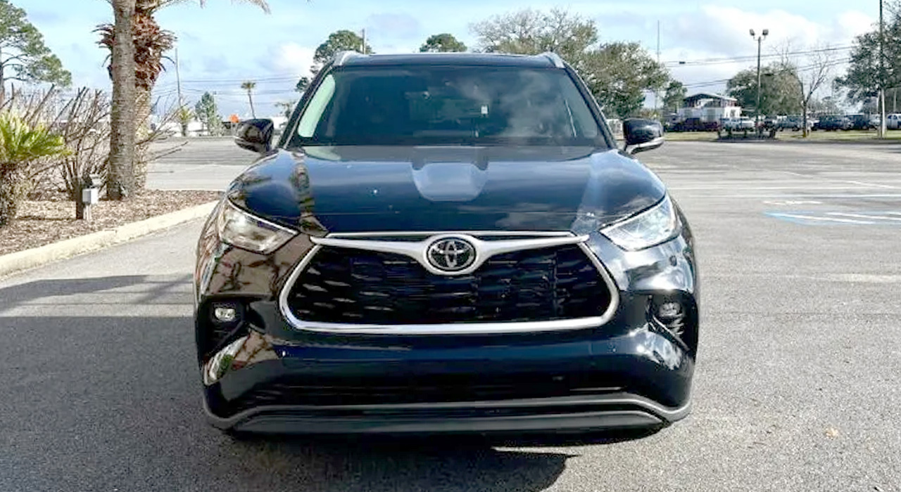 6th Image of a 2022 TOYOTA HIGHLANDER XLE