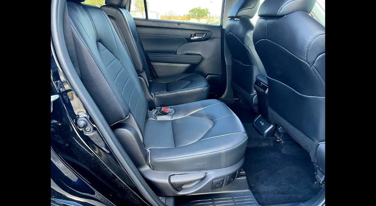 14th Image of a 2022 TOYOTA HIGHLANDER XLE