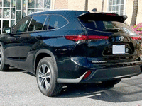Image 3 of 29 of a 2022 TOYOTA HIGHLANDER XLE