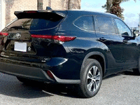 Image 4 of 29 of a 2022 TOYOTA HIGHLANDER XLE