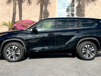 Image 5 of 29 of a 2022 TOYOTA HIGHLANDER XLE