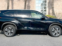 Image 6 of 29 of a 2022 TOYOTA HIGHLANDER XLE