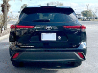 Image 8 of 29 of a 2022 TOYOTA HIGHLANDER XLE