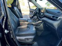 Image 13 of 29 of a 2022 TOYOTA HIGHLANDER XLE