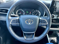 Image 17 of 29 of a 2022 TOYOTA HIGHLANDER XLE