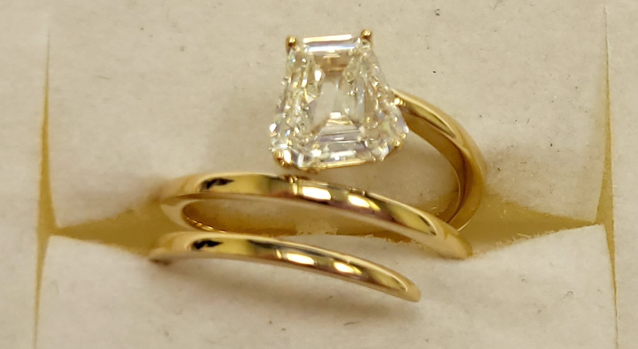 0th Image of a N/A 18K YELLOW GLD CALF STEP DIAMOND