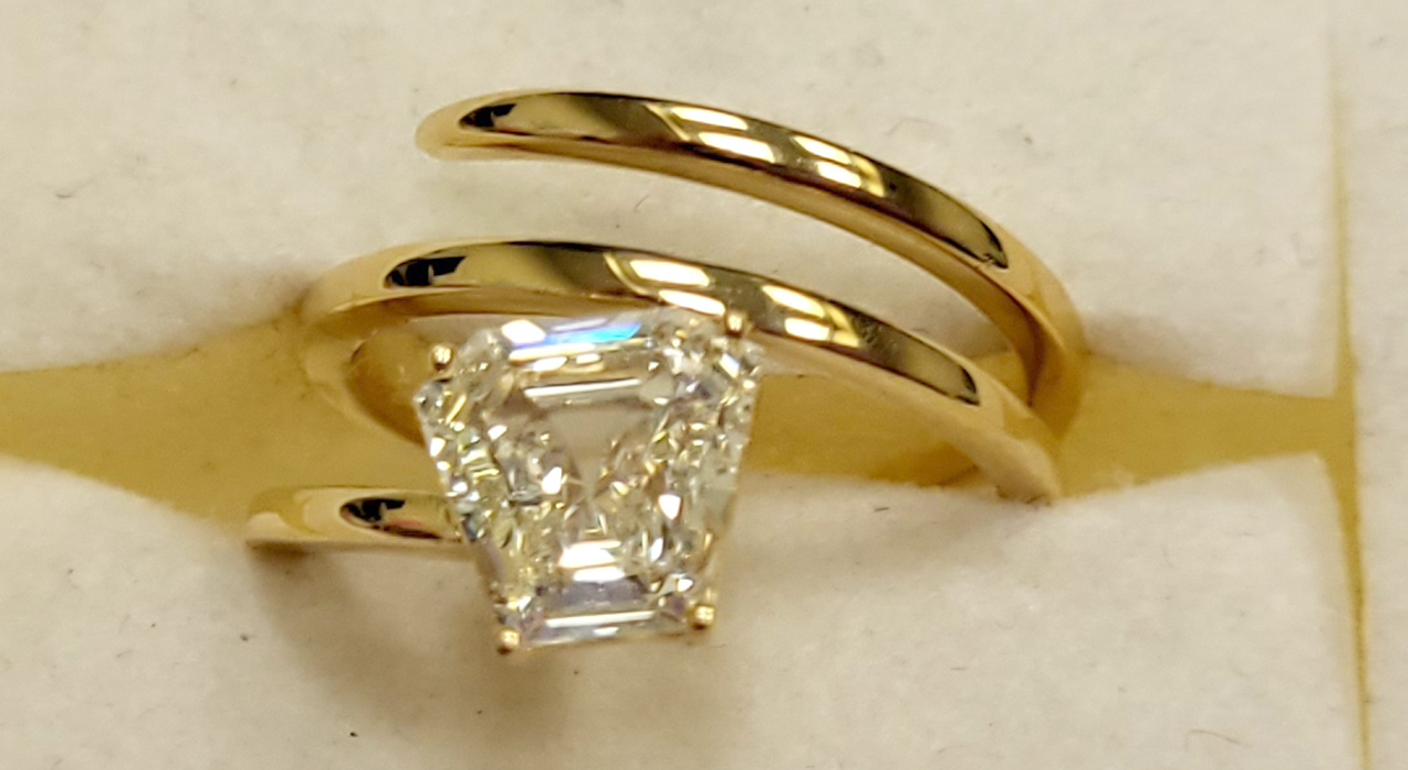 2nd Image of a N/A 18K YELLOW GLD CALF STEP DIAMOND